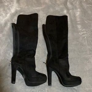 Black heeled boot